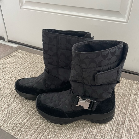 Coach Sharron style A7642 monogram signature boots with vibram Sole, size 8.5 - Picture 3 of 9